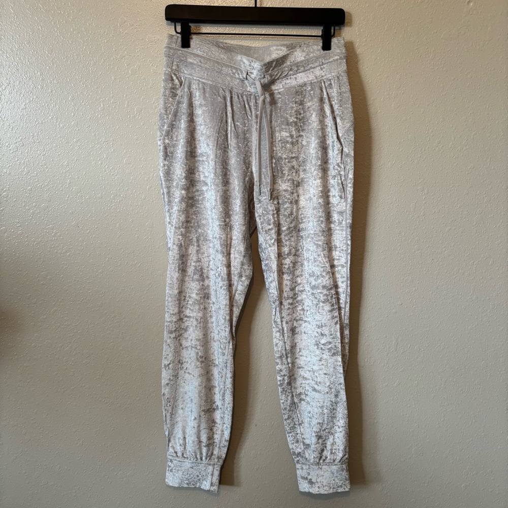 Lululemon ready to crush joggers